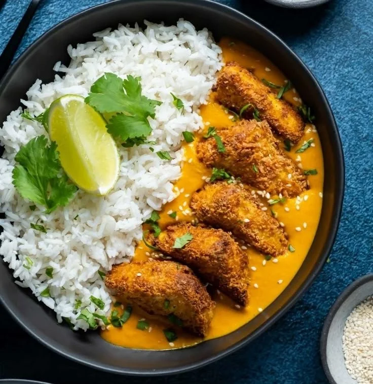 Veganes Katsu-Curry mit Gemüse und Reis auf einem Teller angerichtet