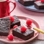 Vegane Kürbis-Brownies auf einem weißen Teller