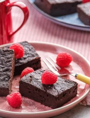 Vegane Kürbis-Brownies auf einem weißen Teller