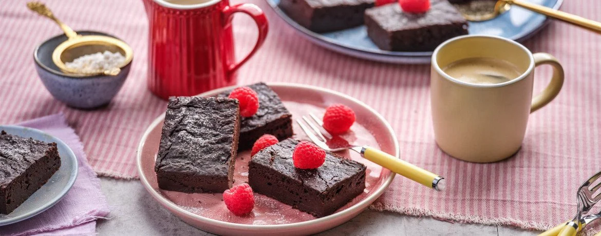 Vegane Kürbis-Brownies auf einem weißen Teller
