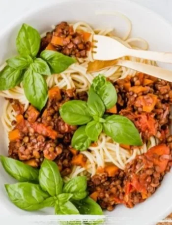 Vegane Linsen Bolognese in einer Schüssel mit frischen Kräutern