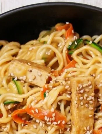 Vegane Mienudeln mit Tofu und buntem Gemüse auf einem Teller