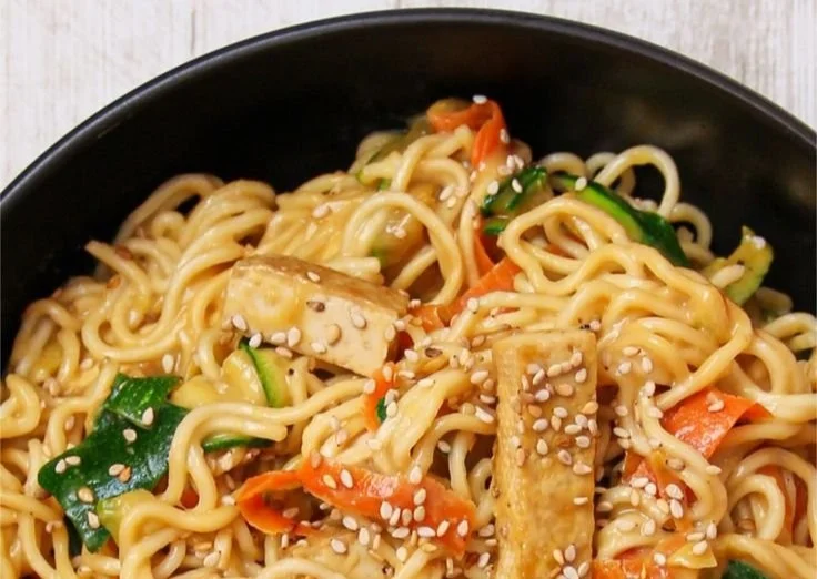 Vegane Mienudeln mit Tofu und buntem Gemüse auf einem Teller