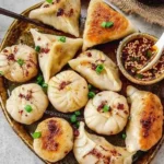 Vegane Potstickers gefüllt mit frischem Gemüse und Gewürzen auf einem Teller.