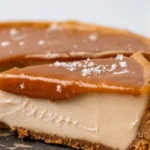 Vegane Salzkaramell-Käsekuchen einfach zubereitet mit köstlicher Karamellsoße