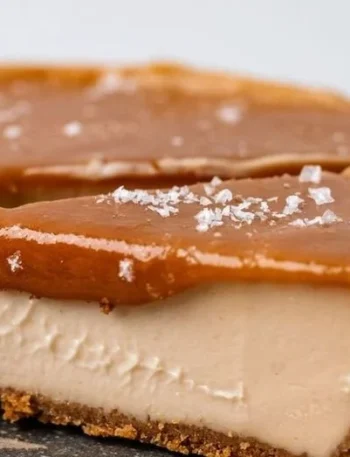 Vegane Salzkaramell-Käsekuchen einfach zubereitet mit köstlicher Karamellsoße