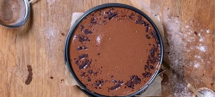 Vegane Schokoladentorte aus leckerer, pflanzlicher Schokolade und gesunden Zutaten.