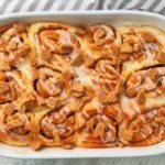 Vegane Spekulatius Zimtschnecken auf einem Teller serviert