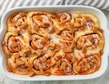Vegane Spekulatius Zimtschnecken auf einem Teller serviert