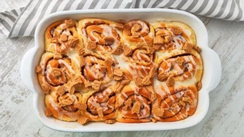 Vegane Spekulatius Zimtschnecken auf einem Teller serviert
