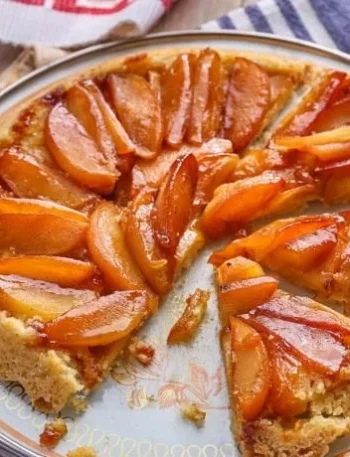 Vegane Tarte Tatin mit karamellisierten Äpfeln und flaumigem Teig