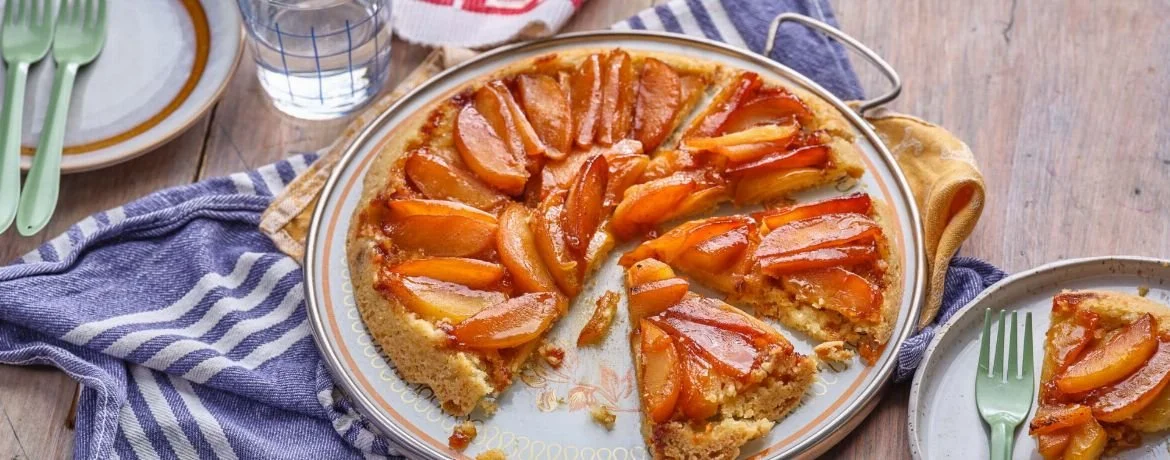 Vegane Tarte Tatin mit karamellisierten Äpfeln und flaumigem Teig