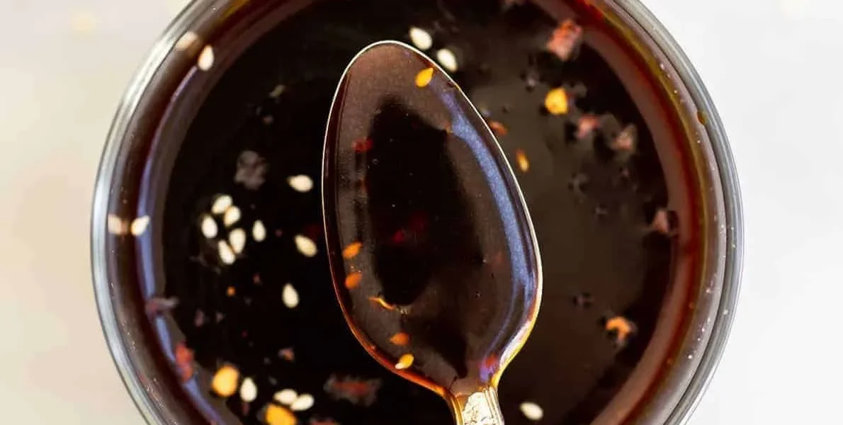 Vegane Teriyaki-Sauce in einer eleganten Flasche, ideal für asiatische Küche