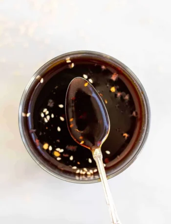 Vegane Teriyaki-Sauce in einer eleganten Flasche, ideal für asiatische Küche
