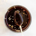 Vegane Teriyaki-Sauce in einer Schüssel mit frischen Zutaten