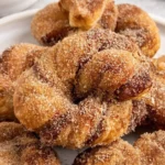 Vegane Zimt-Zucker-Knoten frisch gebacken auf einem Teller
