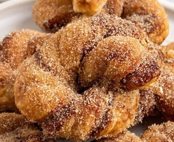 Vegane Zimt-Zucker-Knoten frisch gebacken auf einem Teller