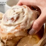Vegane Zimtschnecken auf einem Teller mit Zimt und Zucker bestreut