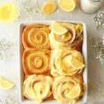 Vegane Zitronen-Süßbrötchen auf einem Teller angerichtet