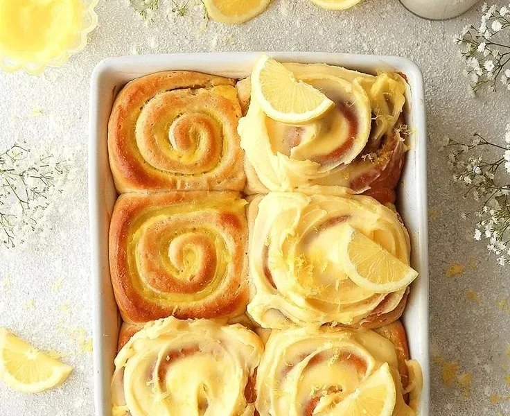 Vegane Zitronen-Süßbrötchen auf einem Teller angerichtet