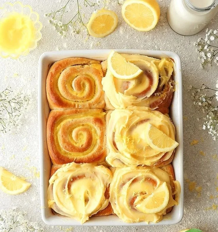 Vegane Zitronen-Süßbrötchen auf einem Teller angerichtet