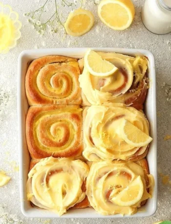 Vegane Zitronen-Süßbrötchen auf einem Teller mit frischen Zitronen