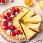 Vegane Zitronentarte mit Zitrone und cremigem Belag auf einem knusprigen Boden