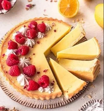 Vegane Zitronentarte mit Zitrone und cremigem Belag auf einem knusprigen Boden