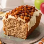 Veganes Apfelbrot mit frischen Äpfeln und Gewürzen, perfekt zum Genießen.
