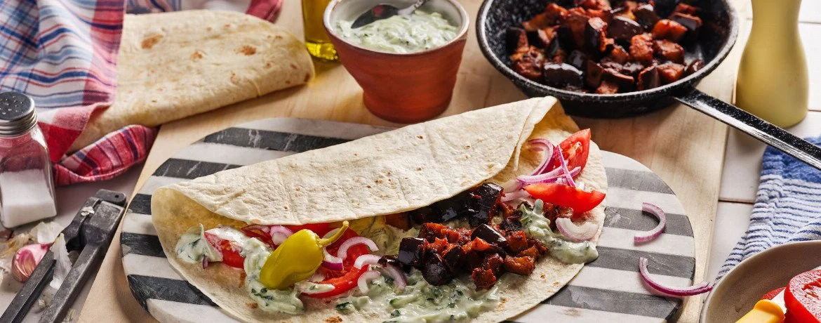 Veganer Auberginen Kebab mit Tzatziki auf einem Teller serviert