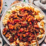 Veganer Gulasch nach ungarischer Art auf einem Teller serviert