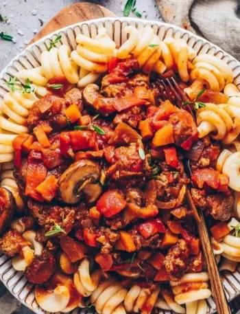 Veganer Gulasch nach ungarischer Art auf einem Teller serviert