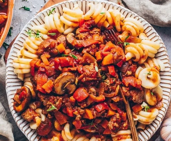 Veganer Gulasch nach ungarischer Art auf einem Teller serviert