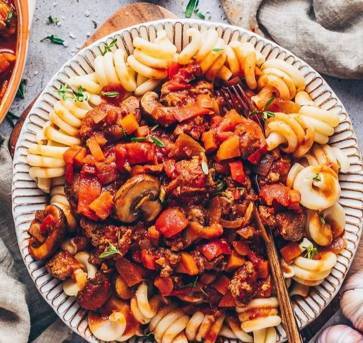 Veganer Gulasch nach ungarischer Art auf einem Teller serviert