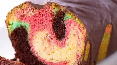 Veganer Papageienkuchen aus der Kastenform, bunt und lecker
