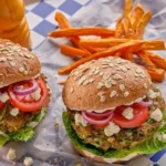 Veganer Zucchini-Hirten-Burger auf einem Teller serviert mit frischen Zutaten.