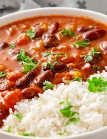 Veganes Bohnen Curry mit Kokosmilch auf einem Teller serviert
