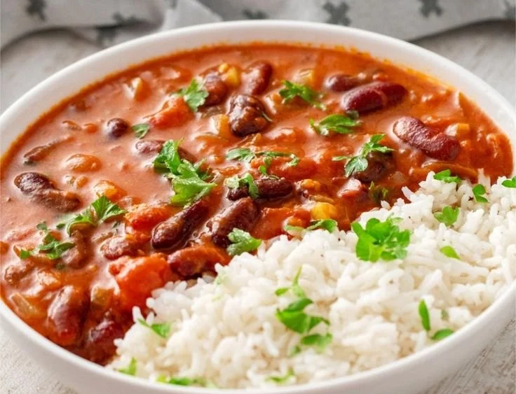 Veganes Bohnen Curry mit Kokosmilch auf einem Teller serviert
