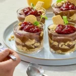 Veganes Glasdessert mit Schokoladencreme, Vanillekeksen und roter Grütze