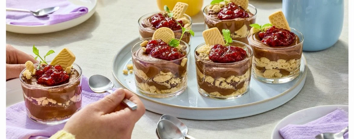 Veganes Glasdessert mit Schokoladencreme, Vanillekeksen und roter Grütze
