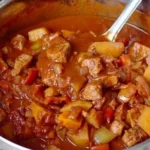Veganes Gulasch, ein herzhaftes Gericht aus pflanzlichen Zutaten