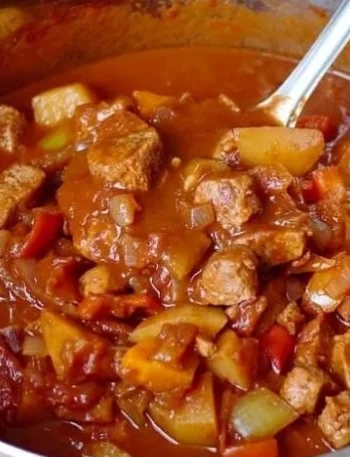 Veganes Gulasch, ein herzhaftes Gericht aus pflanzlichen Zutaten