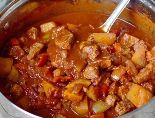 Veganes Gulasch, ein herzhaftes Gericht aus pflanzlichen Zutaten