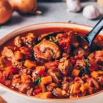 Veganes Gulasch mit frischem Gemüse und Gewürzen in einer Schüssel