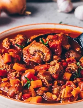 Veganes Gulasch mit frischem Gemüse und Gewürzen in einer Schüssel
