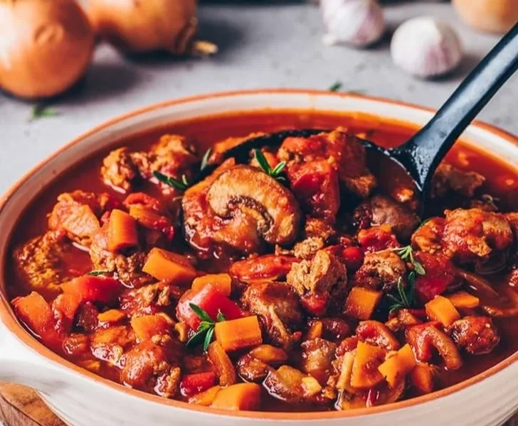 Veganes Gulasch mit frischem Gemüse und Gewürzen in einer Schüssel