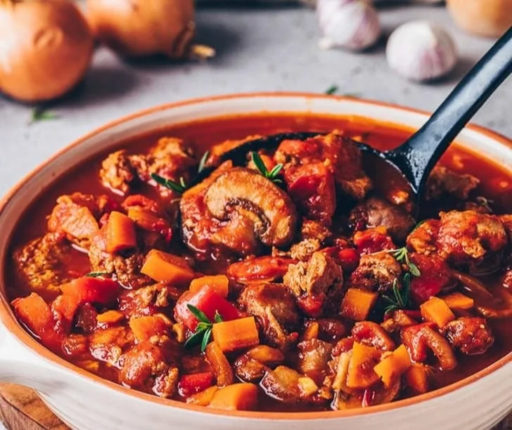 Veganes Gulasch mit frischem Gemüse und Gewürzen in einer Schüssel