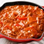 Veganes Paprika Rahm Geschnetzeltes auf einem Teller angerichtet