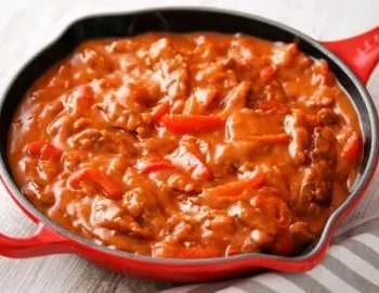 Veganes Paprika Rahm Geschnetzeltes auf einem Teller angerichtet