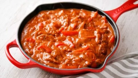 Veganes Paprika Rahm Geschnetzeltes auf einem Teller angerichtet
